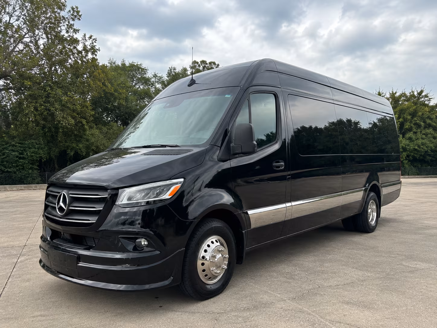 New Orleans Airport Shuttle & Transportation party bus exterior